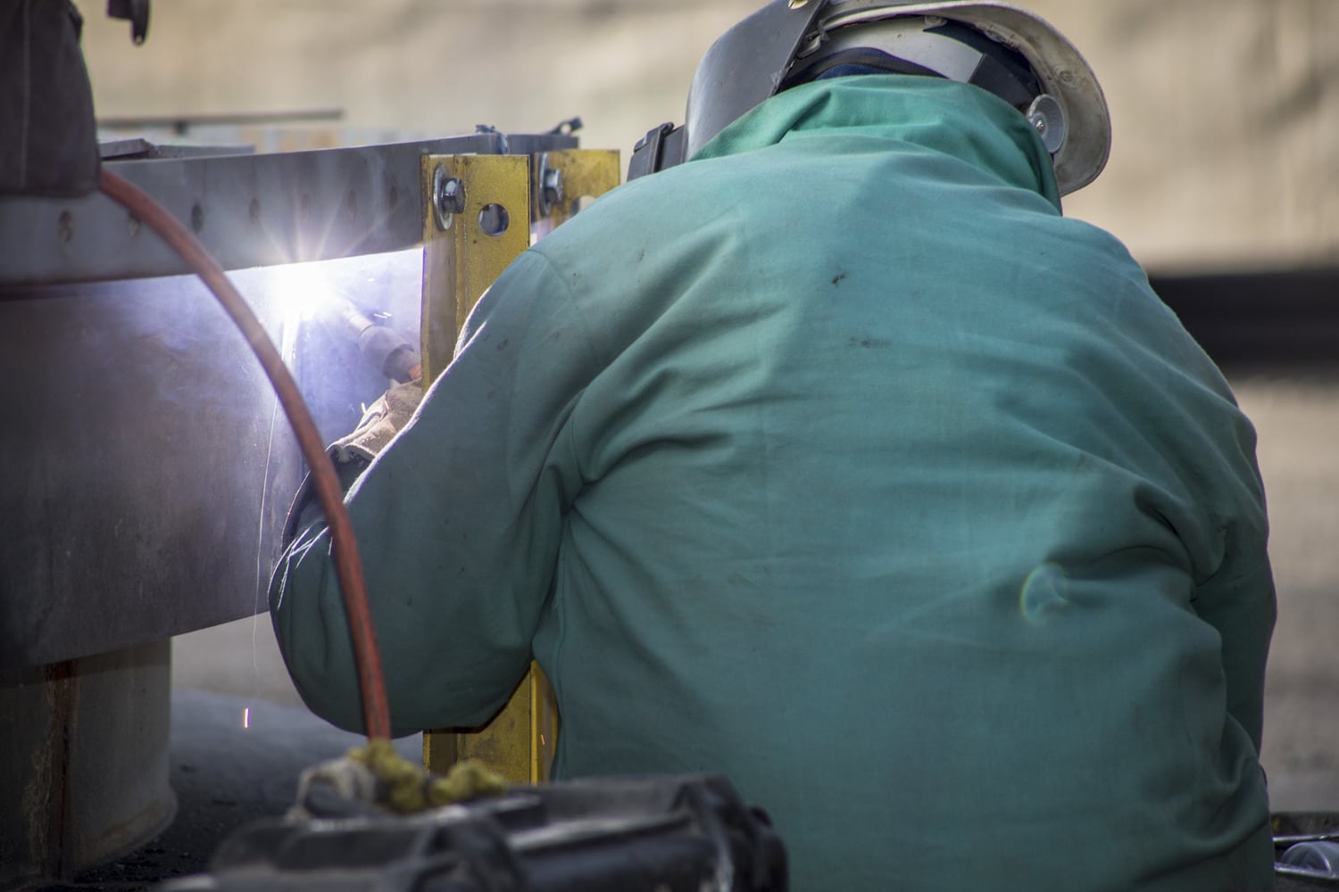 El Grupo Industrial de Sundt realizó gran parte del trabajo en el sitio con su propia mano de obra calificada. Los oficios especializados incluían la construcción de molinos de precisión, la fabricación de calderas, el trabajo del hierro estructural, las tuberías, el concreto y la electricidad.