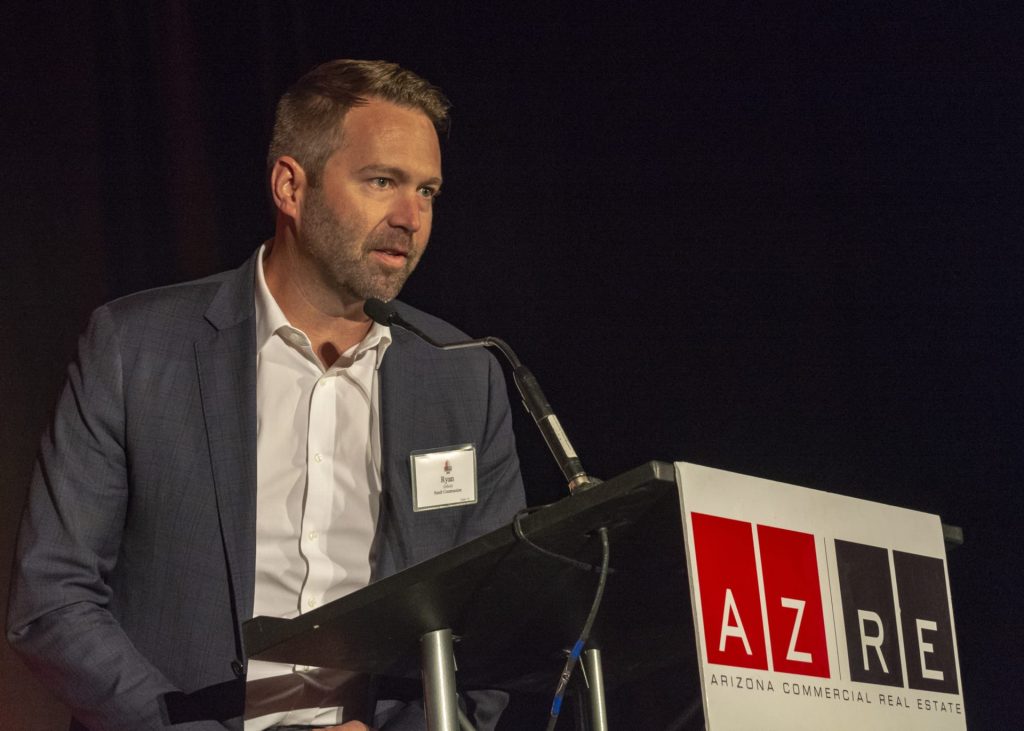 El vicepresidente sénior de Sundt y gerente del distrito Southwest de Building Group, Ryan Abbott, se dirige a la multitud en los Premios RED 2019