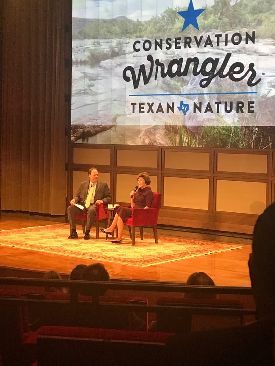 La fundadora de TxN, la ex primera dama Laura W. Bush, se dirige a la multitud. La organización sin fines de lucro une la conservación y los negocios, apoyando los esfuerzos liderados por los tejanos, organizados por la comunidad y basados ​​en datos.