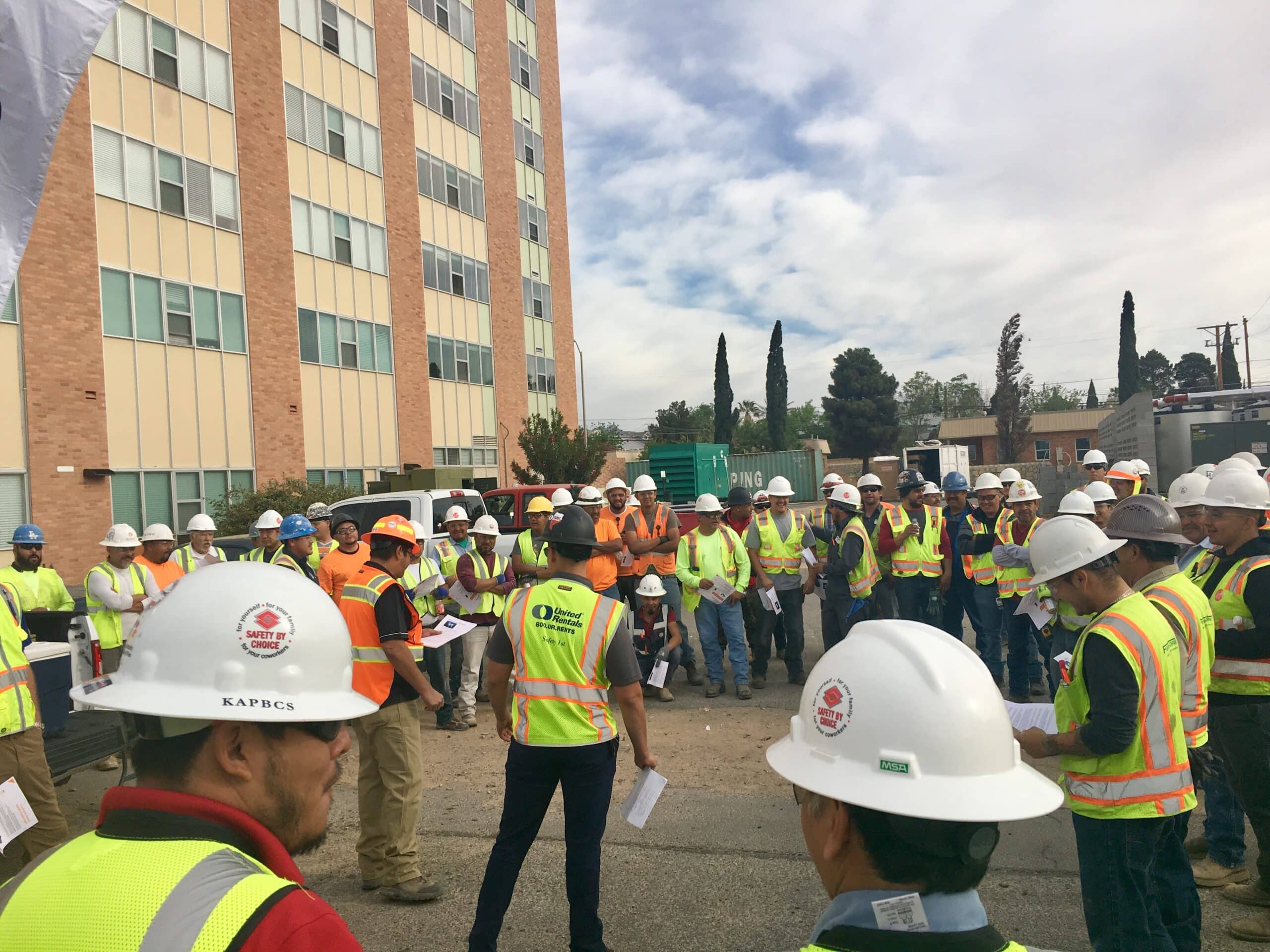 El equipo del proyecto HACEP Chelsea de Sundt en El Paso, Texas, se reunió para aprender sobre la seguridad en la excavación de zanjas.