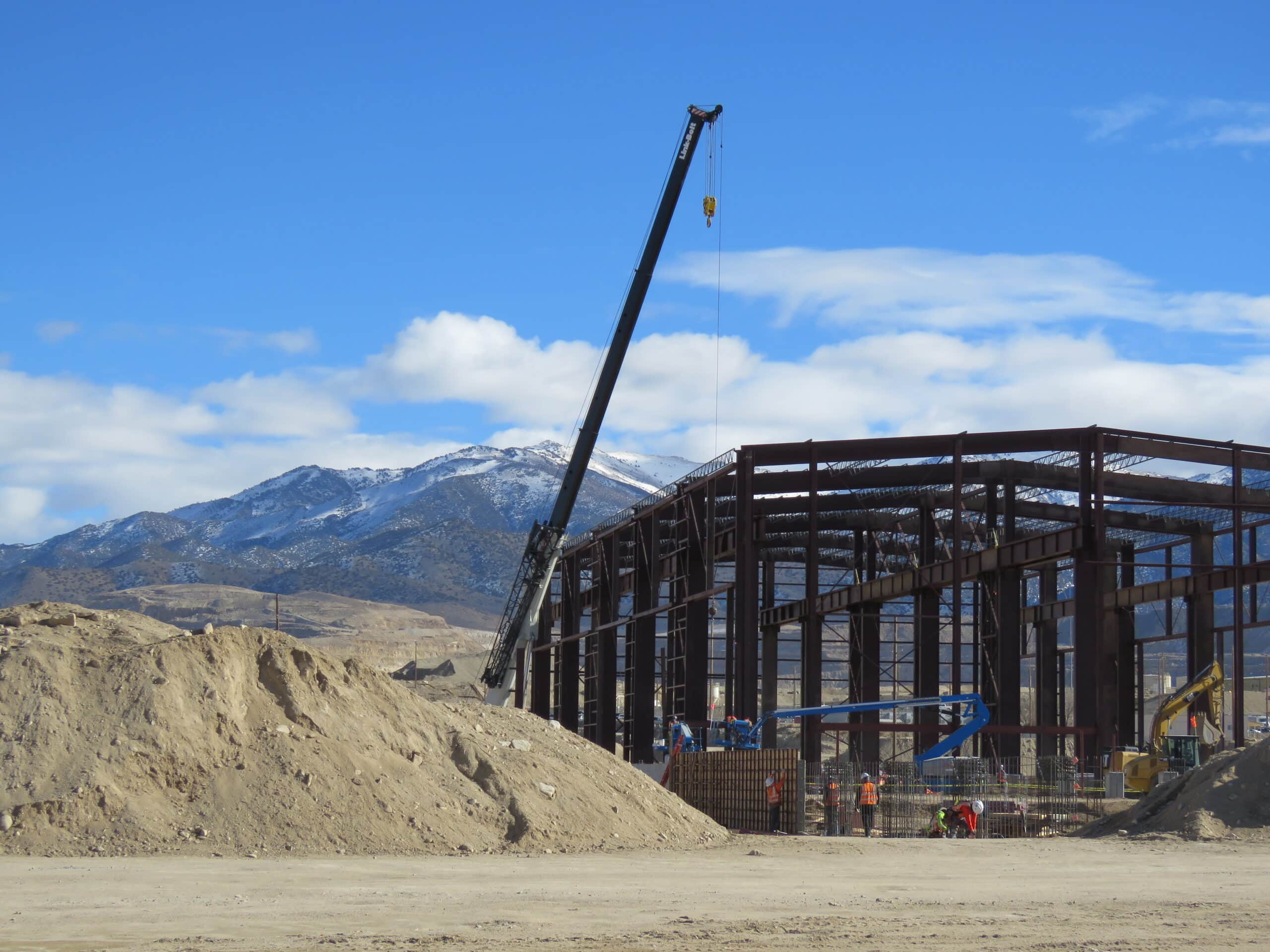 Sundt está realizando la mayor parte del trabajo en los PEMB (edificios de metal prediseñados), que servirán como nuevas instalaciones de procesamiento para la mina de oro.