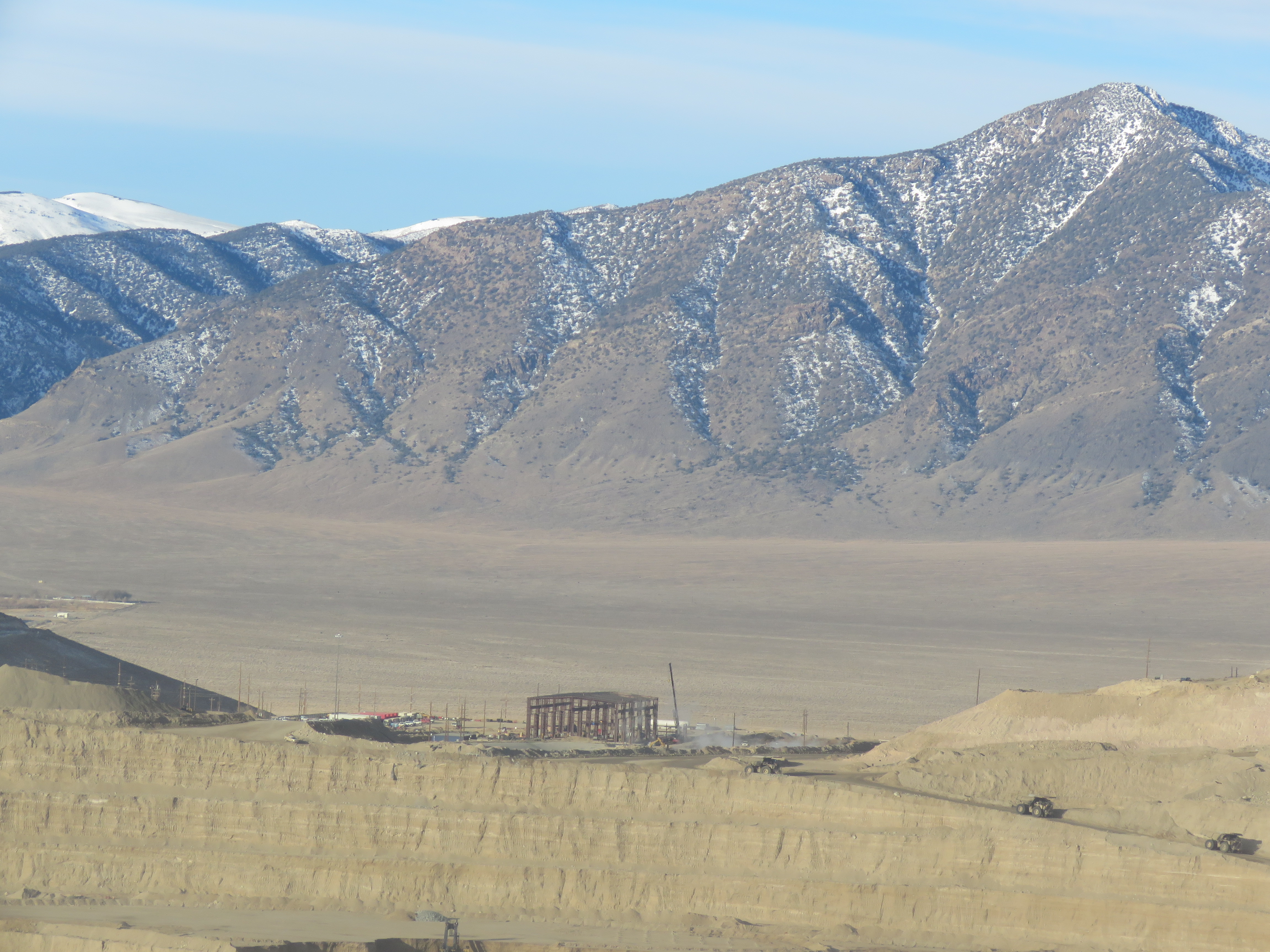 Una operación a cielo abierto de gran tonelaje, Round Mountain es conocida por sus altos rendimientos de oro, así como por sus programas ambientales y de seguridad. La mina es un fuerte partidario de las iniciativas de la comunidad local y sirve como el mayor empleador privado en el condado de Nye, Nevada.