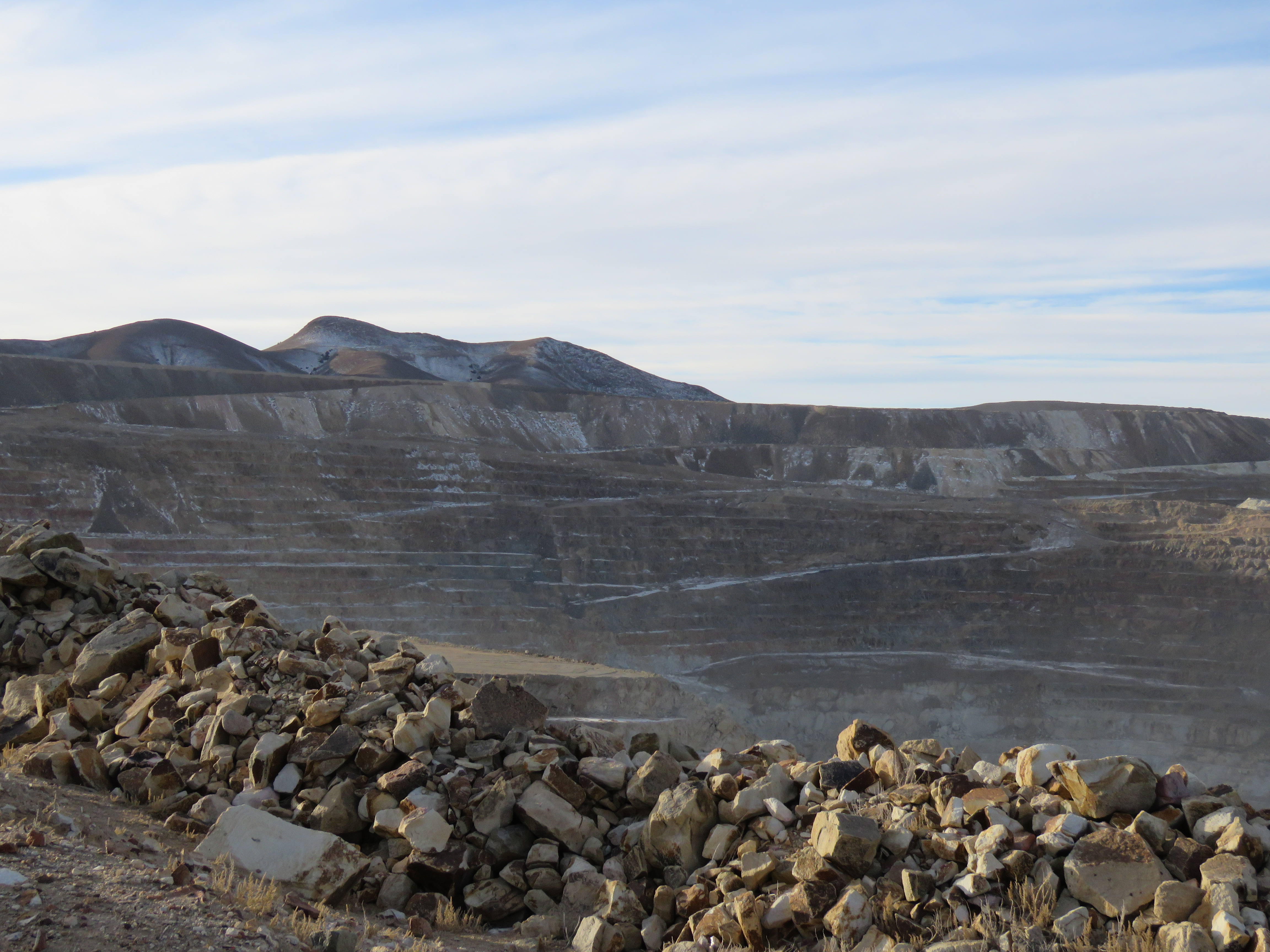 La mina de oro Round Mountain se encuentra a 6,800 pies de altura y está ubicada a 55 millas al norte de Tonopah, Nevada. Kinross Gold Corporation, una empresa minera con sede en Toronto, adquirió la propiedad total de la mina de manos de Barrick Gold Corporation en 2016.