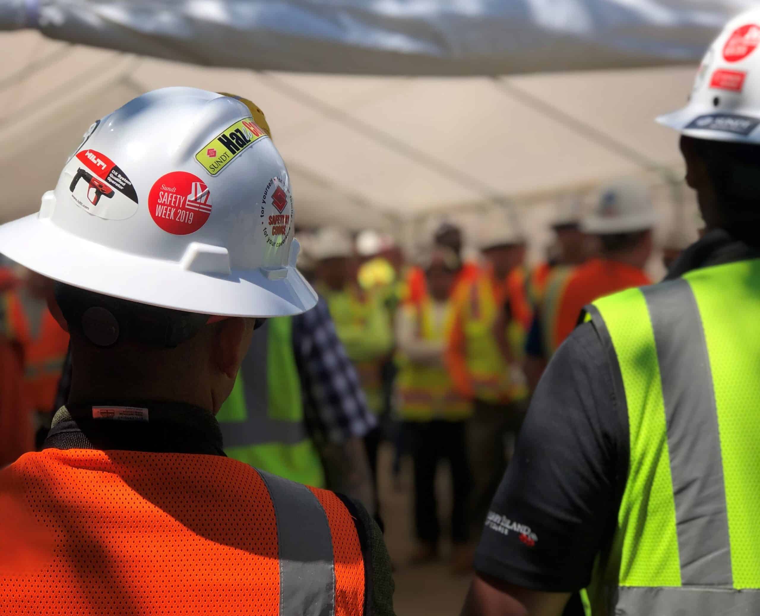 El equipo del Edificio de Ciencias de la Universidad Estatal de Sacramento de Sundt se reunió para aprender acerca de la seguridad eléctrica de Bergelectric.