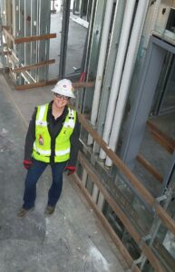 Reese realizando una inspección en el proyecto de vivienda para estudiantes de Cal Poly Pomona