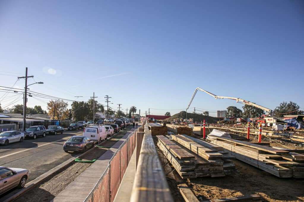 área de descanso con un camión bomba de concreto en el fondo donde las cuadrillas están construyendo un nuevo campus en la escuela primaria emerson bandini