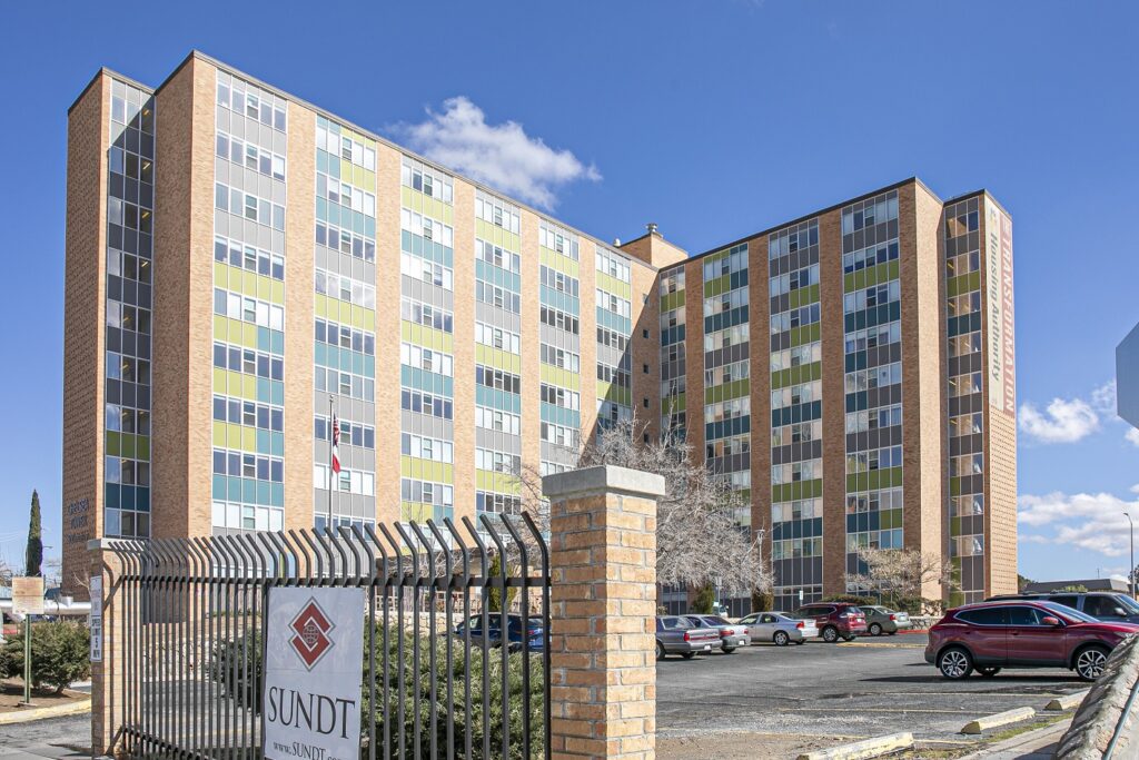 exterior de la torre Chelsea High-Rise renovada para la Autoridad de Vivienda de El Paso