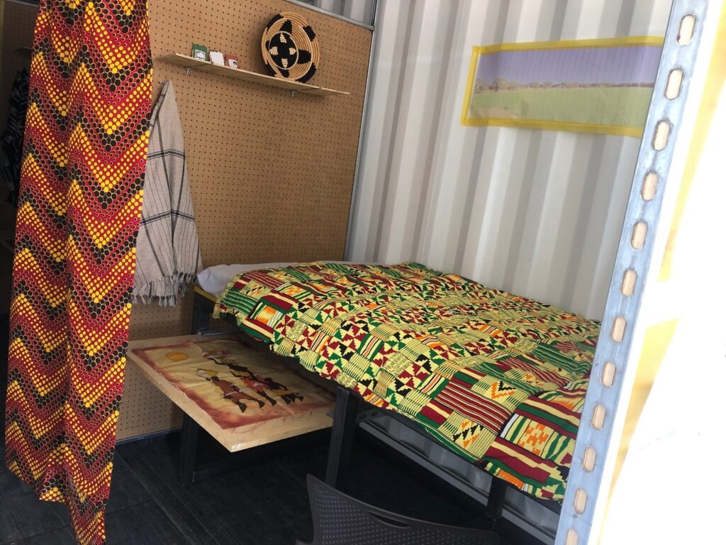 ejemplo de combinación de cama y escritorio dentro de la unidad de vivienda