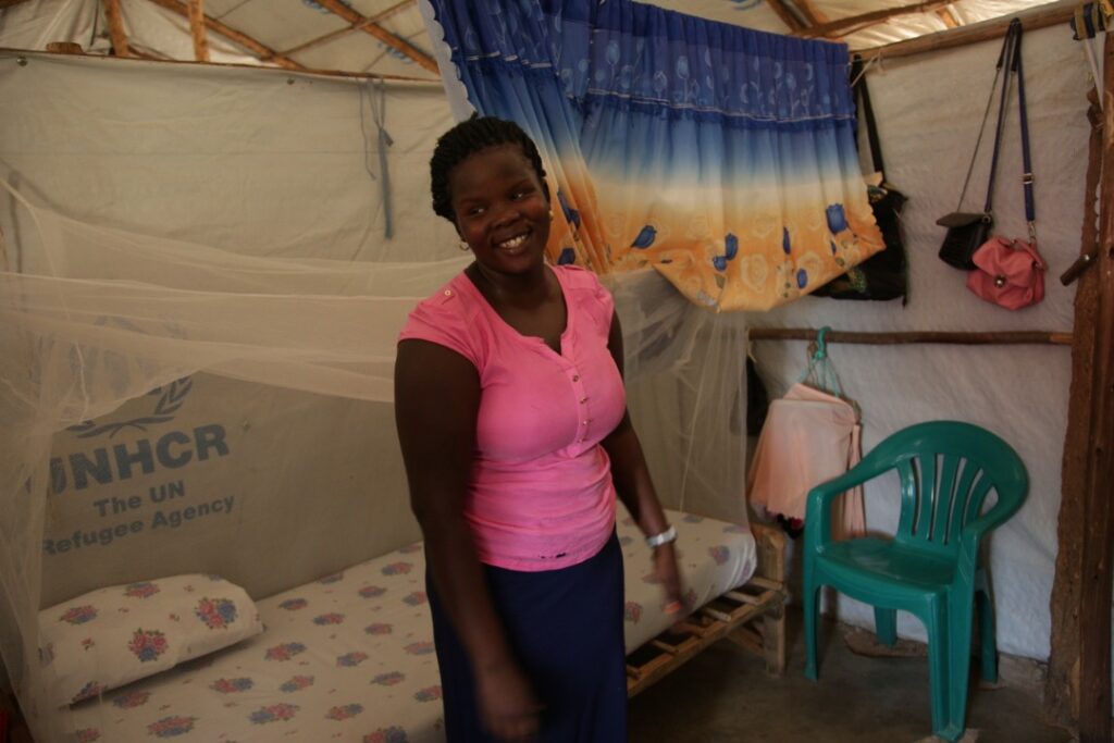 Una mujer que es trabajadora de la salud se encuentra en una tienda de campaña en el campamento de refugiados de Palorinya