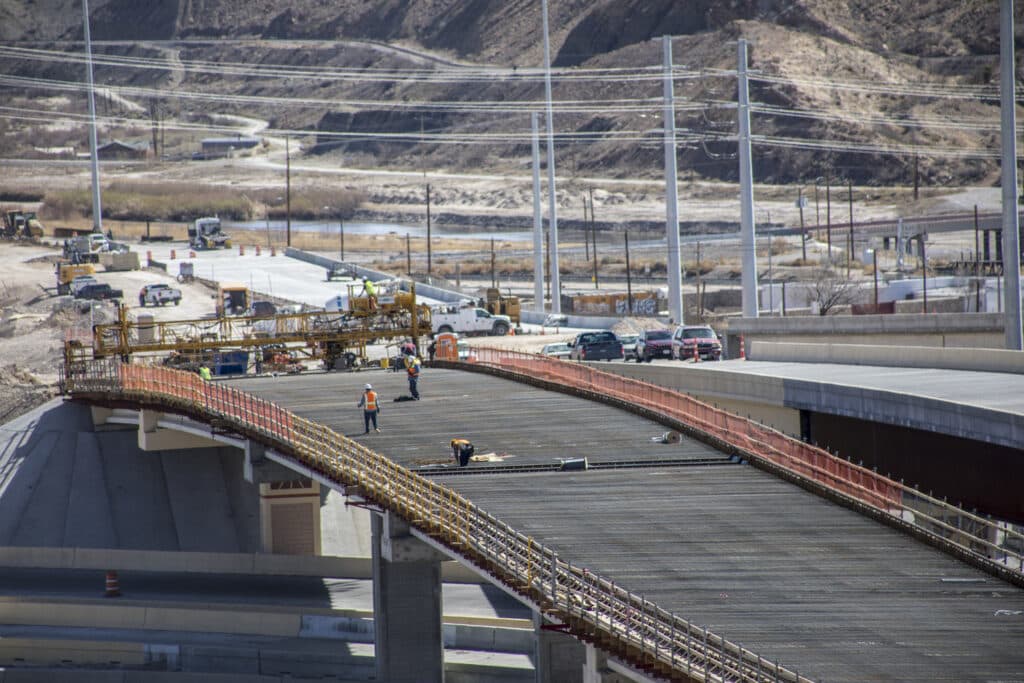 Trabajadores en la plataforma del Puente 18, que conecta la I-10 como parte del proyecto GO 10 de TxDOT El Paso