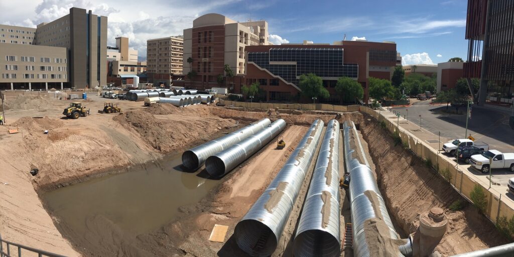 colocación de tuberías subterráneas de 10 pies para el proyecto de construcción del hospital Banner UMC en Tucson