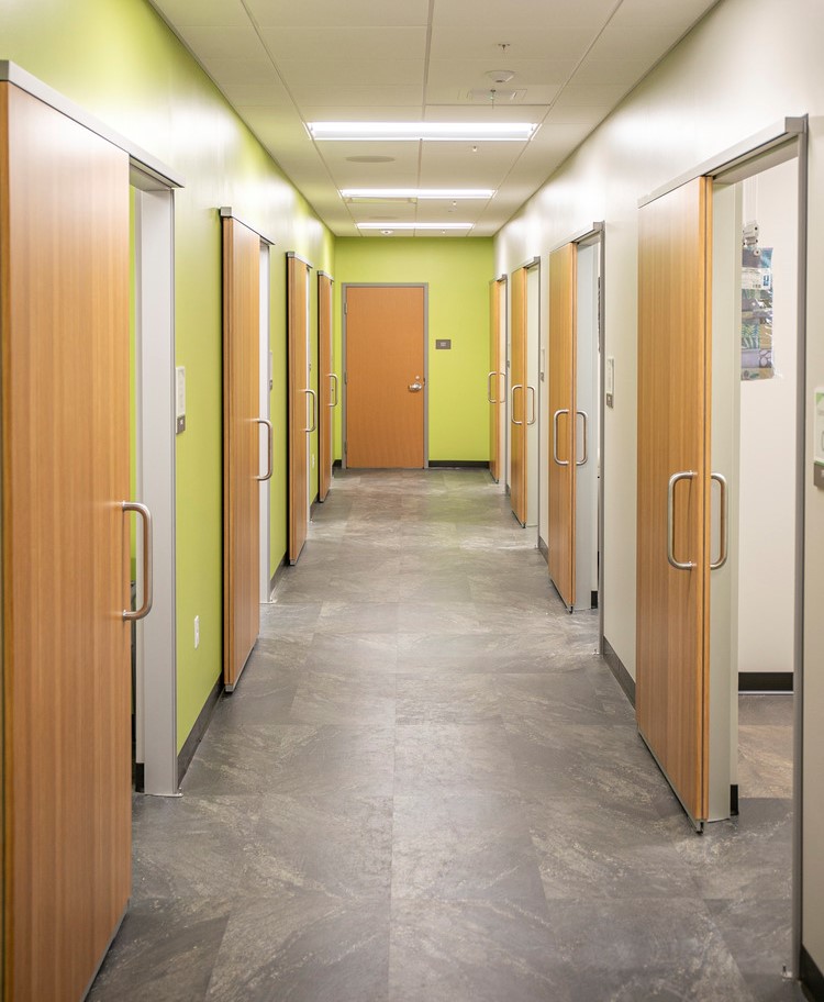 salas de examen en la clínica de atención médica de valleywise con puertas corredizas estilo granero