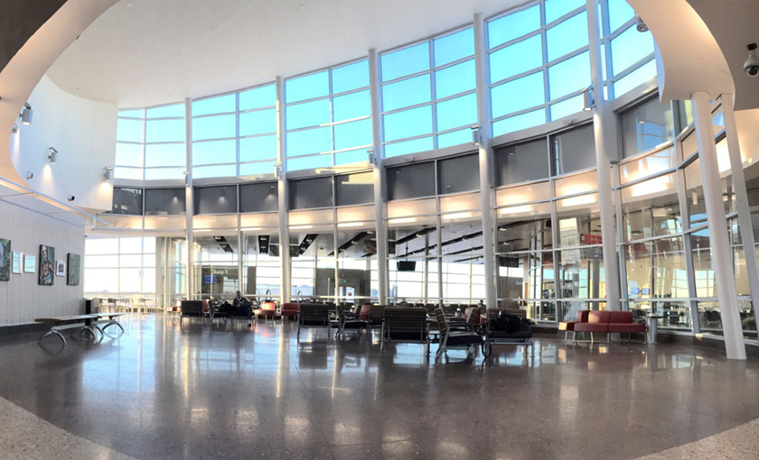 Vista interior diurna de la terminal principal del Aeropuerto Regional de Wichita Falls en el norte de Texas