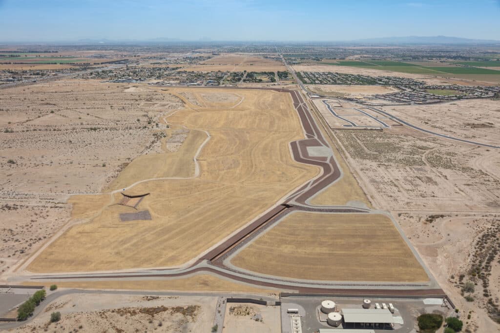 Vista aérea de la estructura retardadora de inundaciones de White Tanks en Buckeye, Arizona