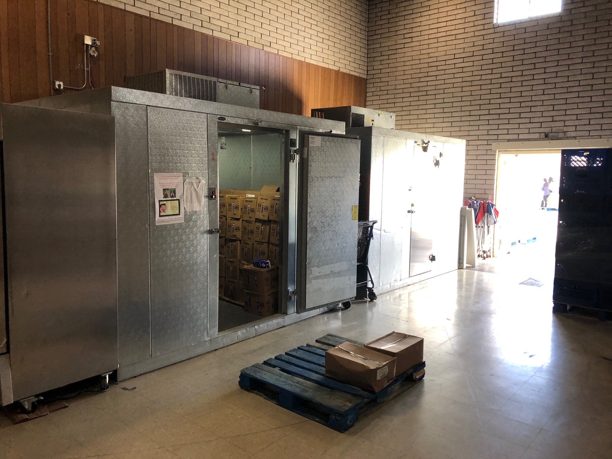 caminar en el refrigerador en el centro kelly para aliviar el hambre