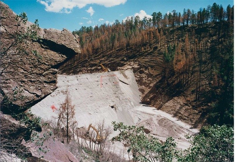 una vista de la represa de control de inundaciones de emergencia de Los Álamos en el fondo del cañón pajarito
