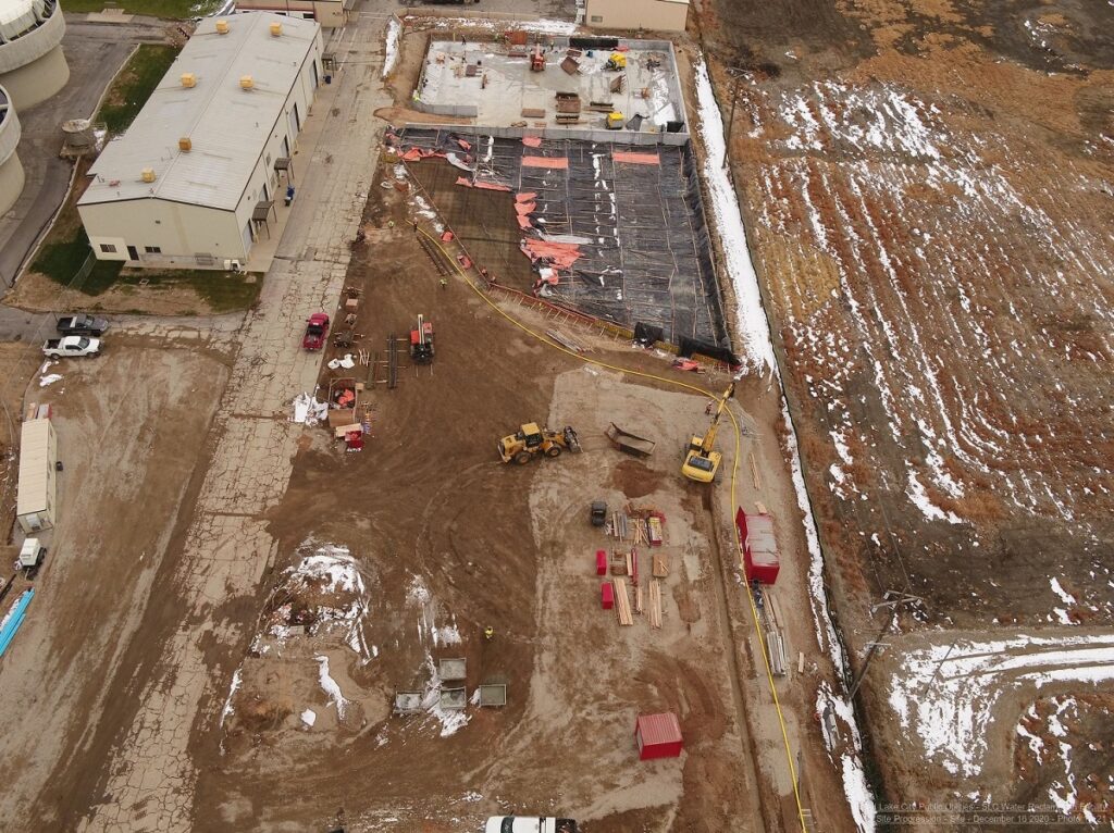 vista aérea de una instalación de almacenamiento de biosólidos en construcción durante el invierno