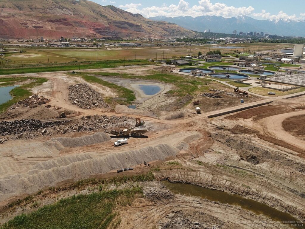 vista de dron de la planta de tratamiento de agua