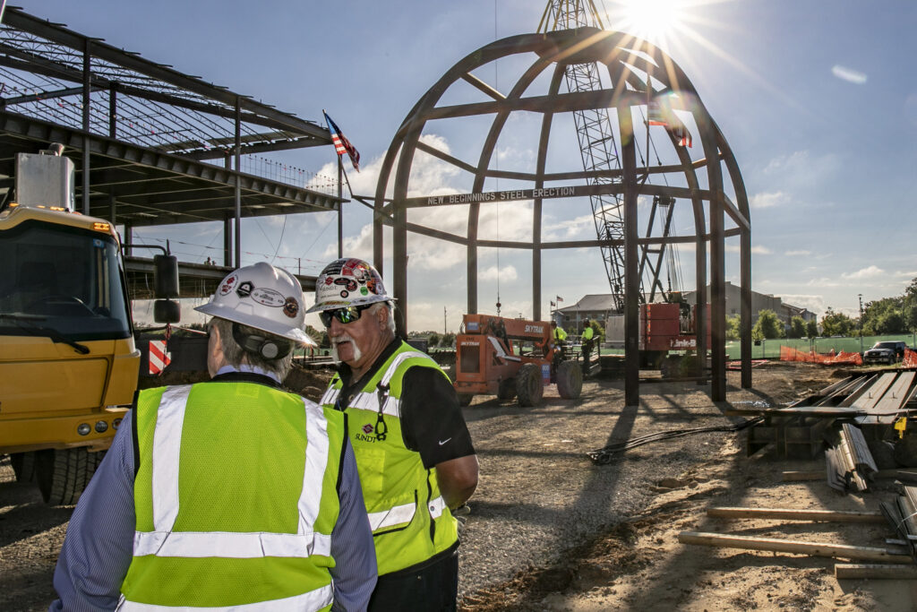 Caminata de seguridad en el sitio de 2019 en el complejo administrativo del condado de Denton con un marco de acero de cúpula en el fondo antes de la grúa