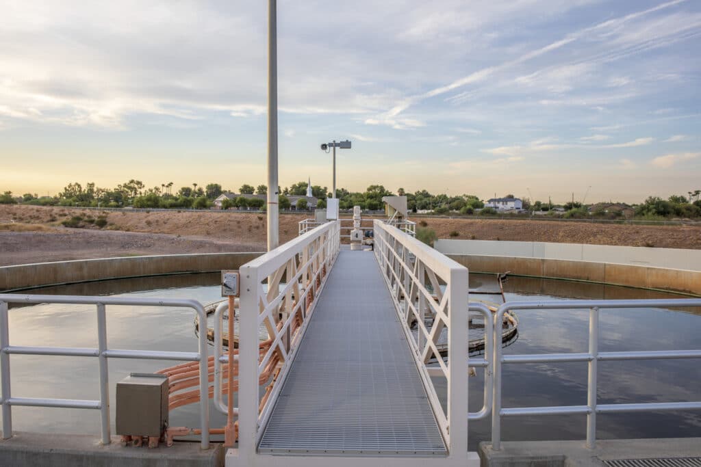 vista de la pasarela de un clarificador primario en una planta de tratamiento de agua