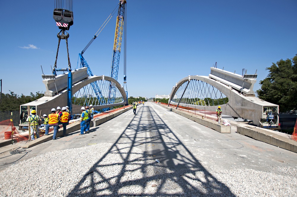 La construcción del puente Ft Worth 7th Street muestra grúas colocando arcos de acero y hormigón prefabricado