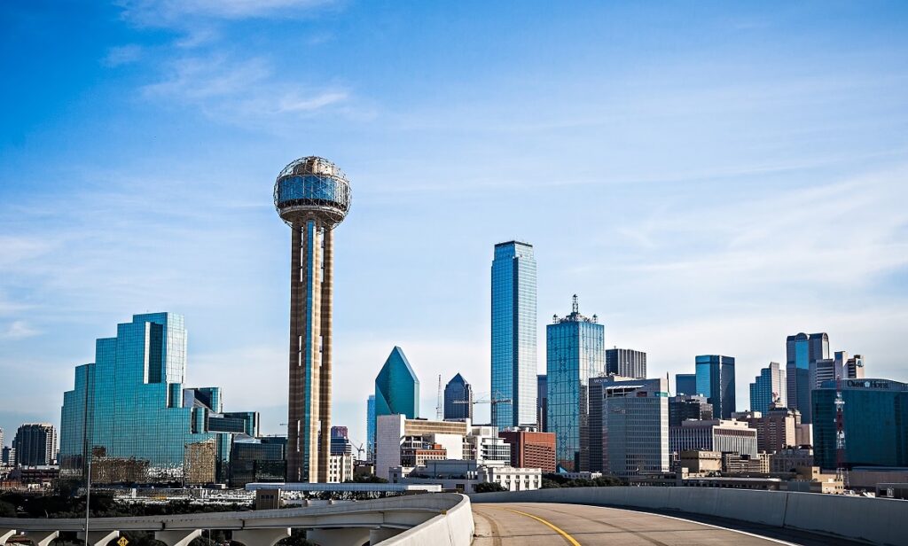 el centro y el horizonte de la ciudad de dallas, texas