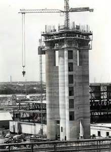 torre de reunión en construcción en 1976
