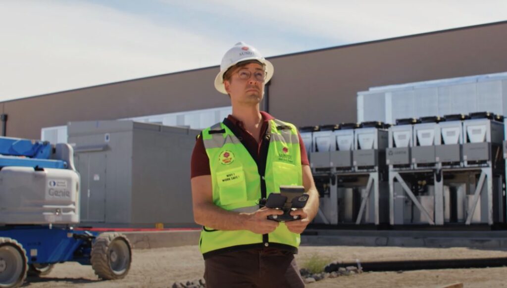 El ingeniero de VDC Nic Chavez vuela un dron autónomo skydio