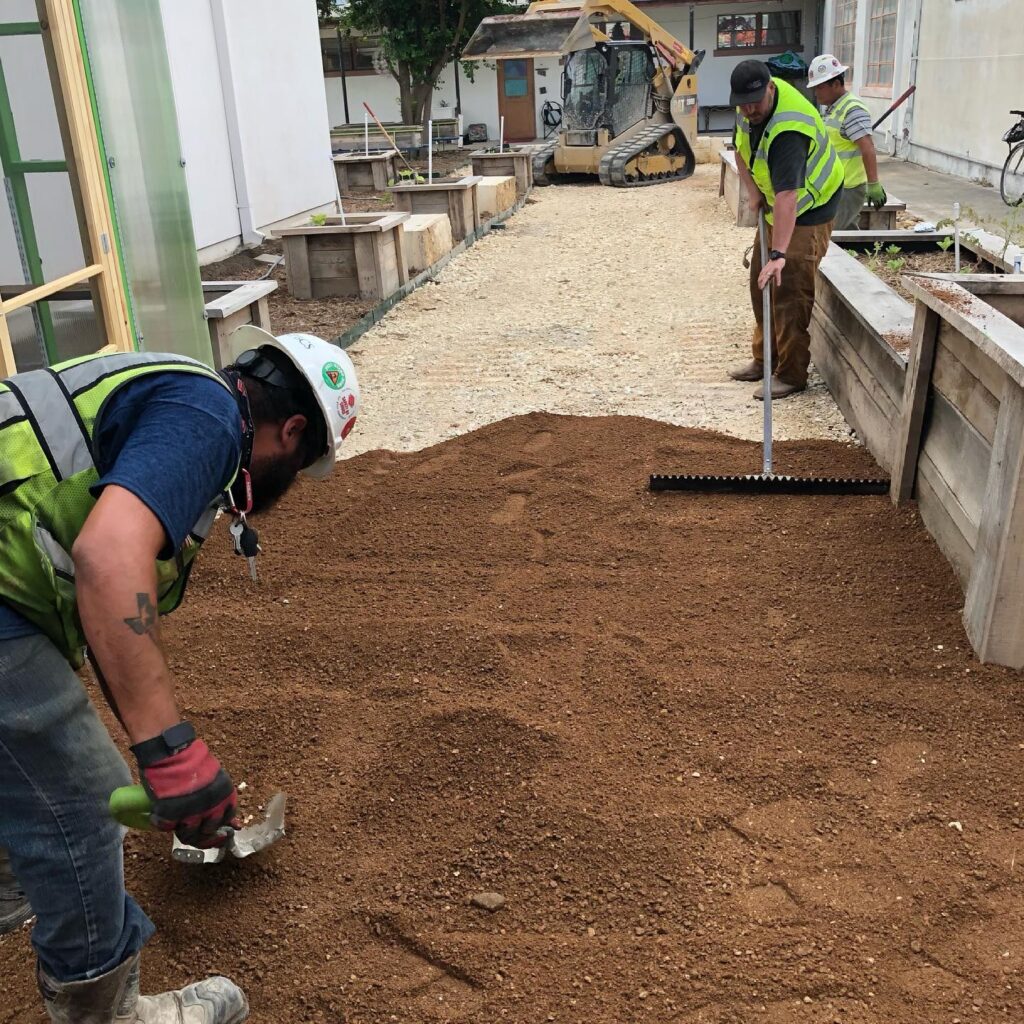 chad yount y compañeros propietarios-empleados de transporte de Sundt construyen un jardín de la escuela primaria briscoe en San Antonio