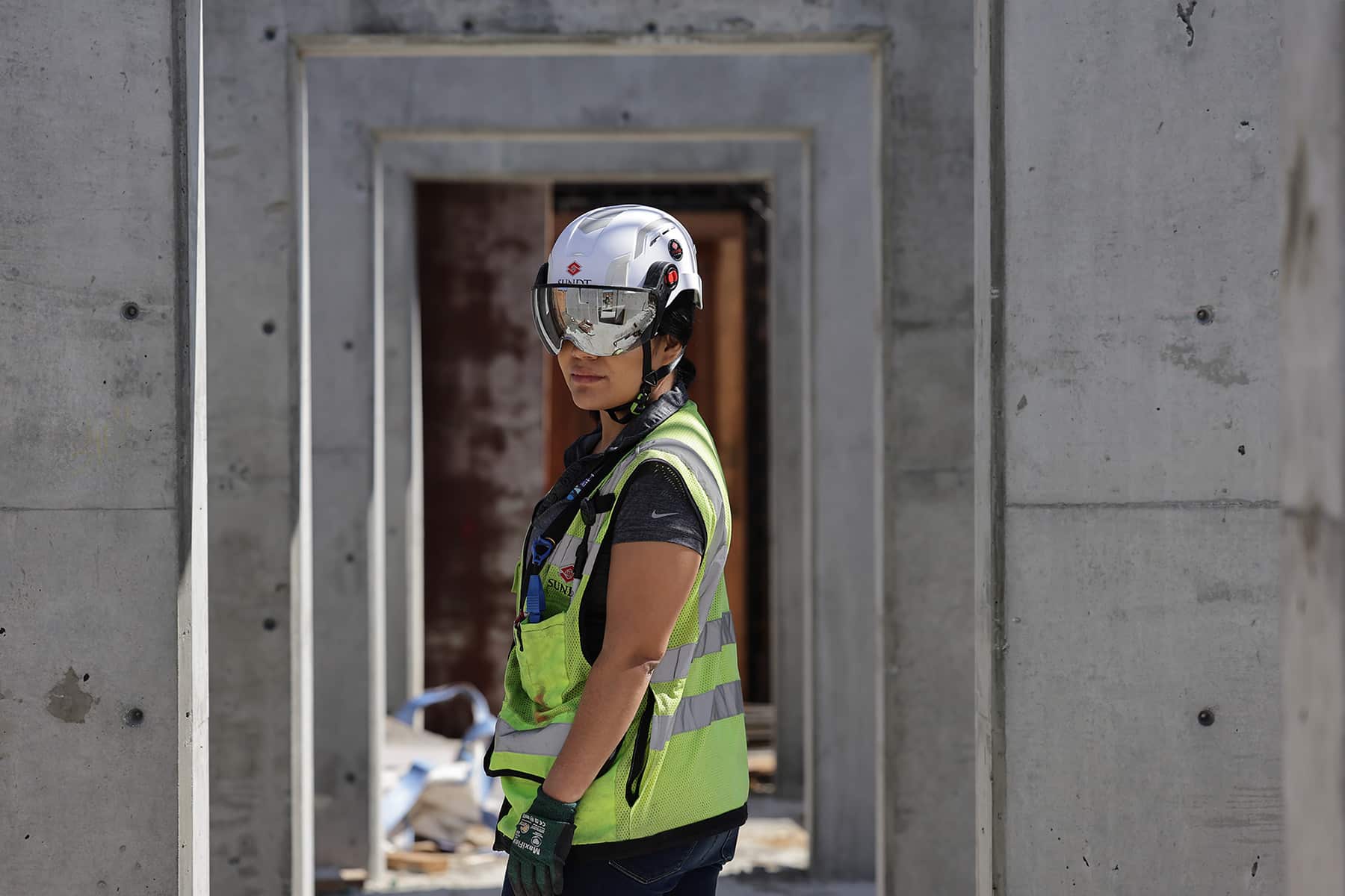 Una foto de Pam Alvarado en el lugar de trabajo para la Semana de la Mujer en la Construcción 2022