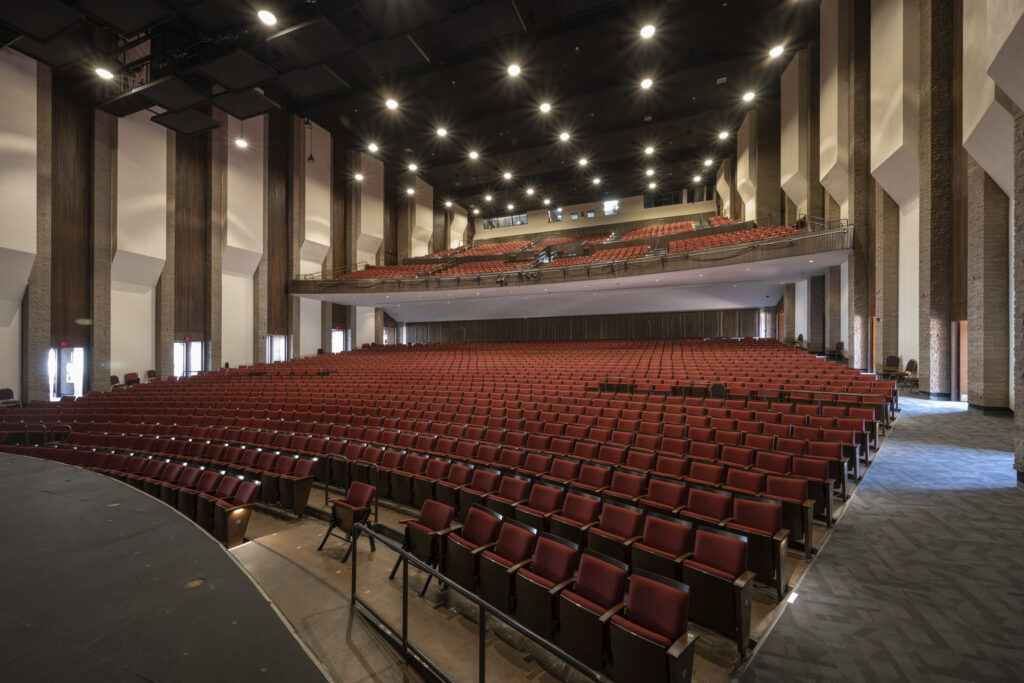 Asientos de auditorio rojo en el Centro de Convenciones de Tucson