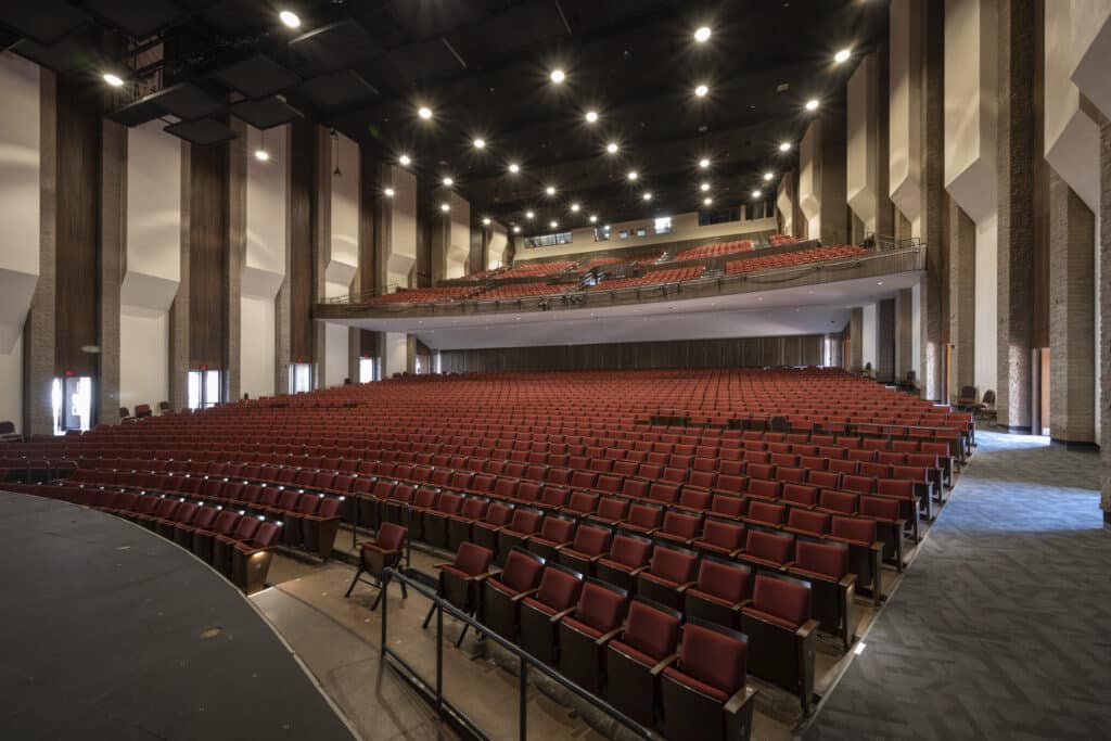 Asientos de auditorio rojo en el Centro de Convenciones de Tucson