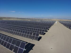 Filas de paneles solares en el desierto