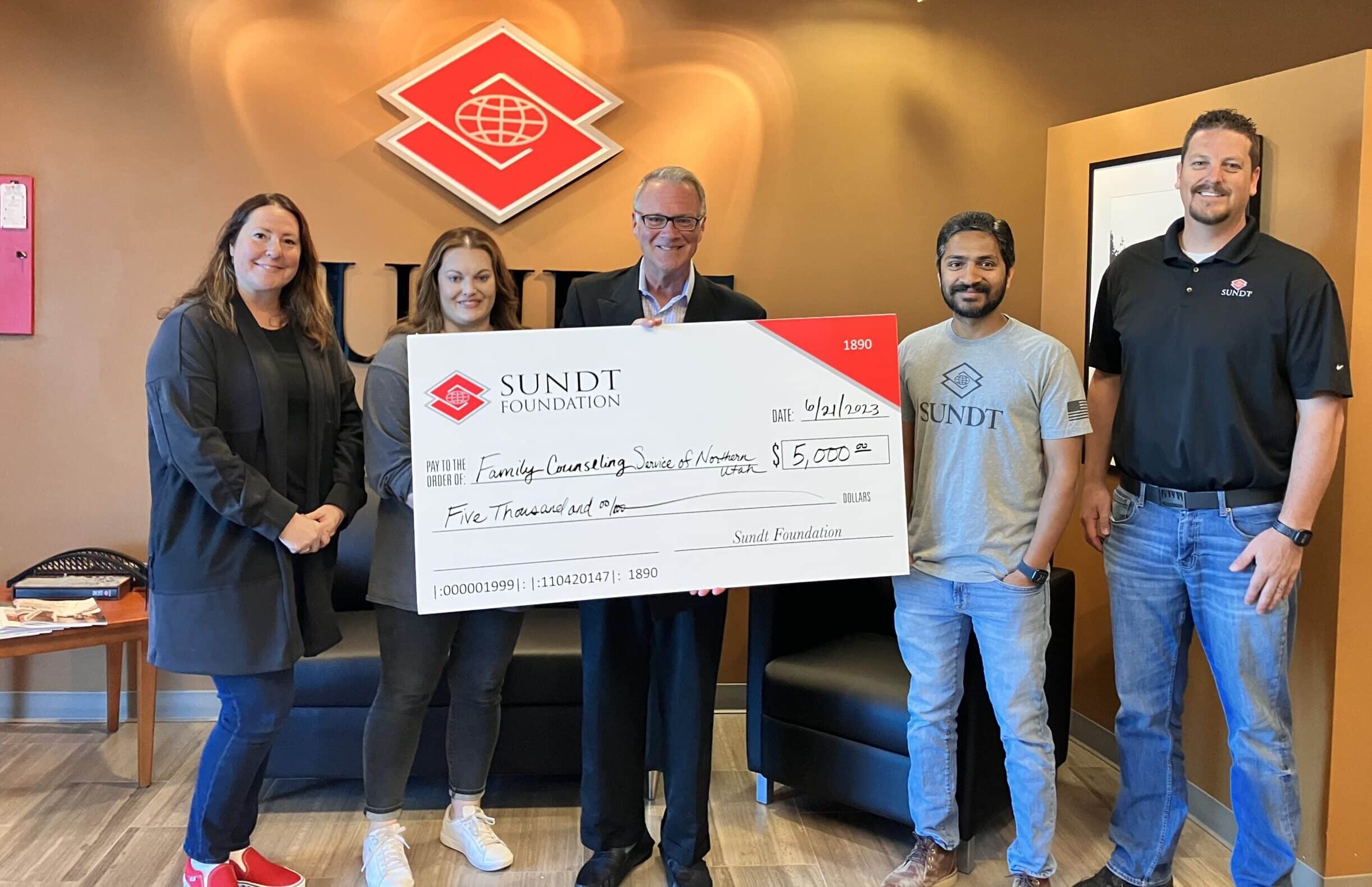 Sundt entrega un cheque de $5,000 a los Servicios de Consejería Familiar del Noroeste de Utah