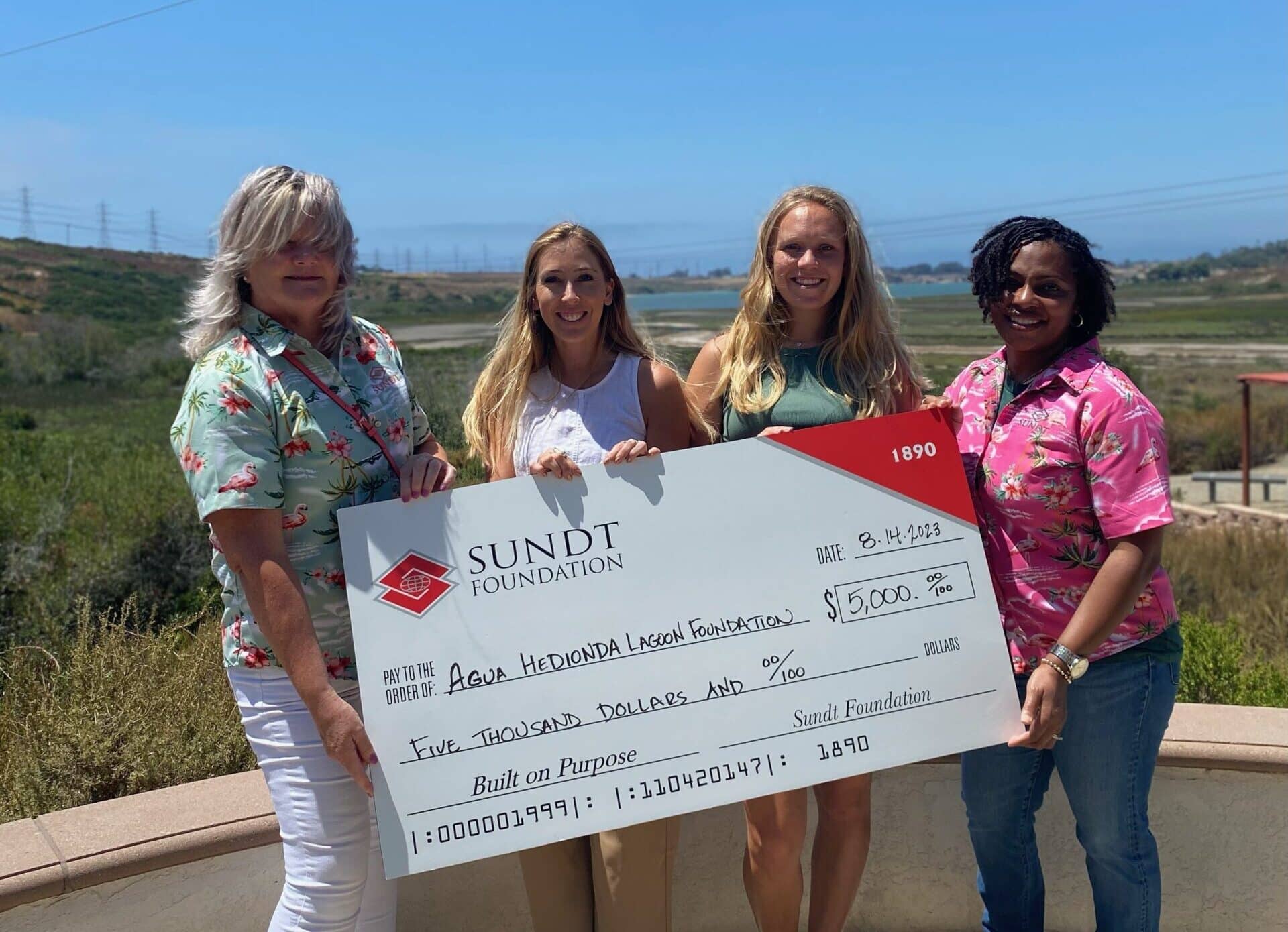 Sundt entrega cheque a Agua Hedionda